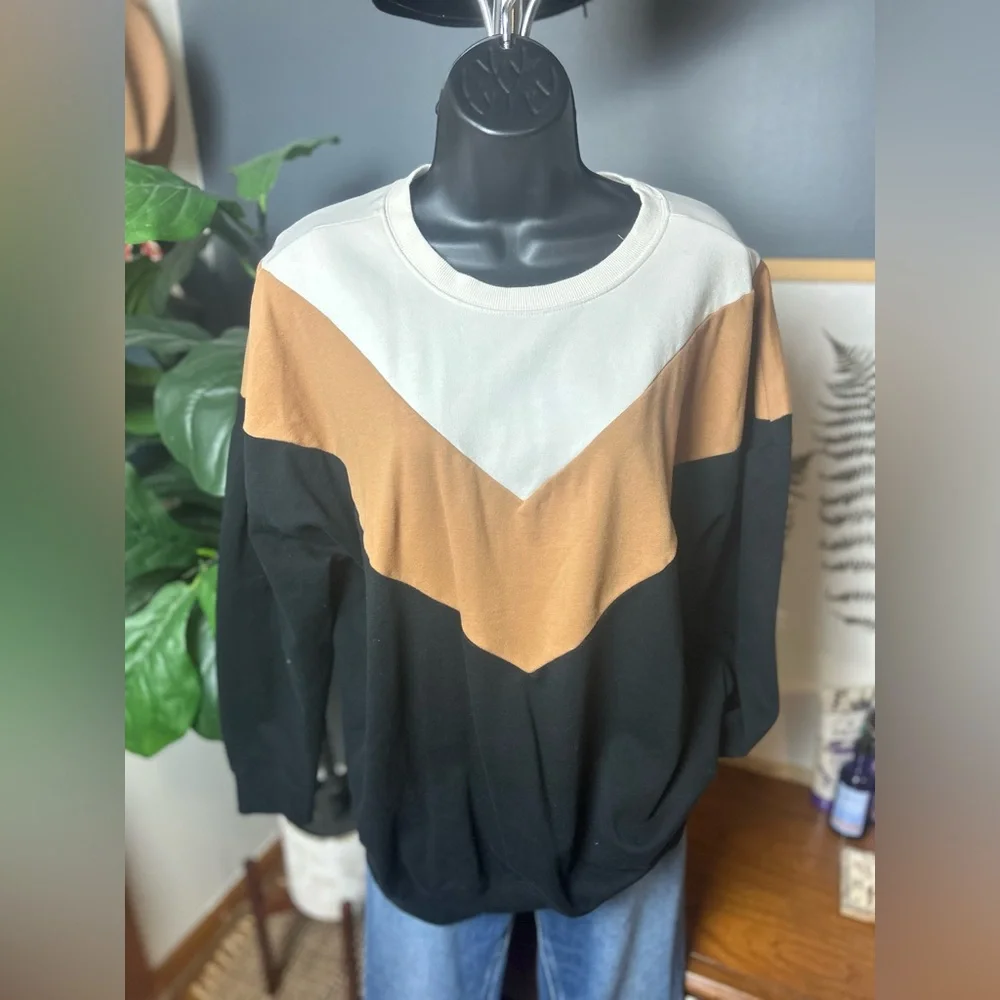 Torrid Relaxed Fit Super Soft Fleece Chevron Colorblock Sweatshirt Size 0 - Picture 4 of 6